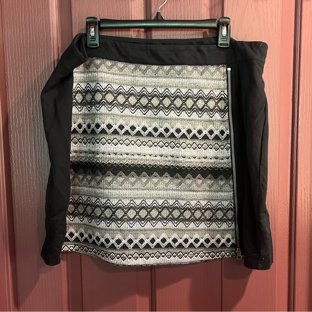 Aventura Black and White Patterned Pencil Skirt